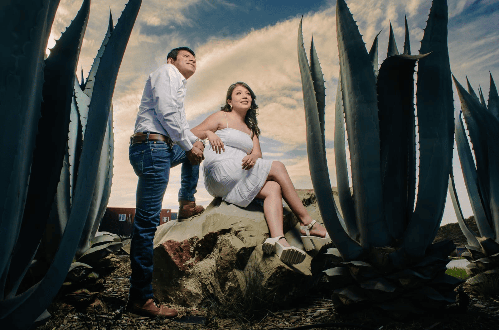 Nelson y Daniela en un pasillo con vegetación